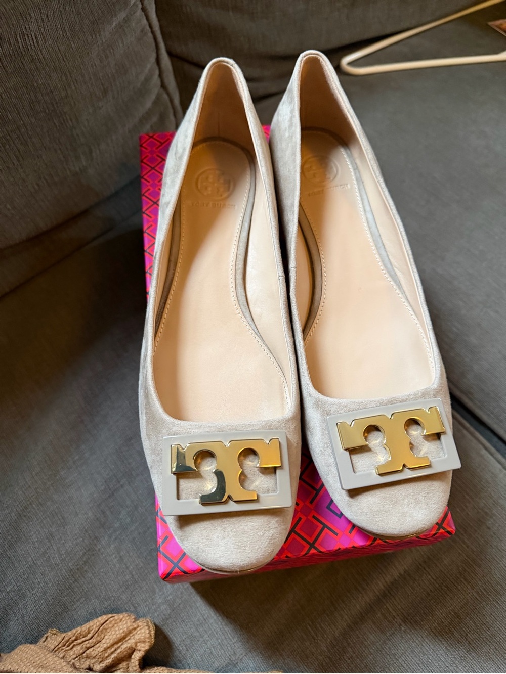 Tory Burch Light Beige Suede Logo Ballet Flats with Gold Emblem size 9 like new